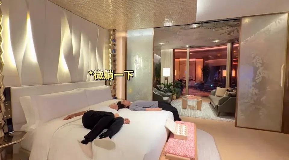 郭晋安父子在总统套房的大床上试躺。（视频截图）