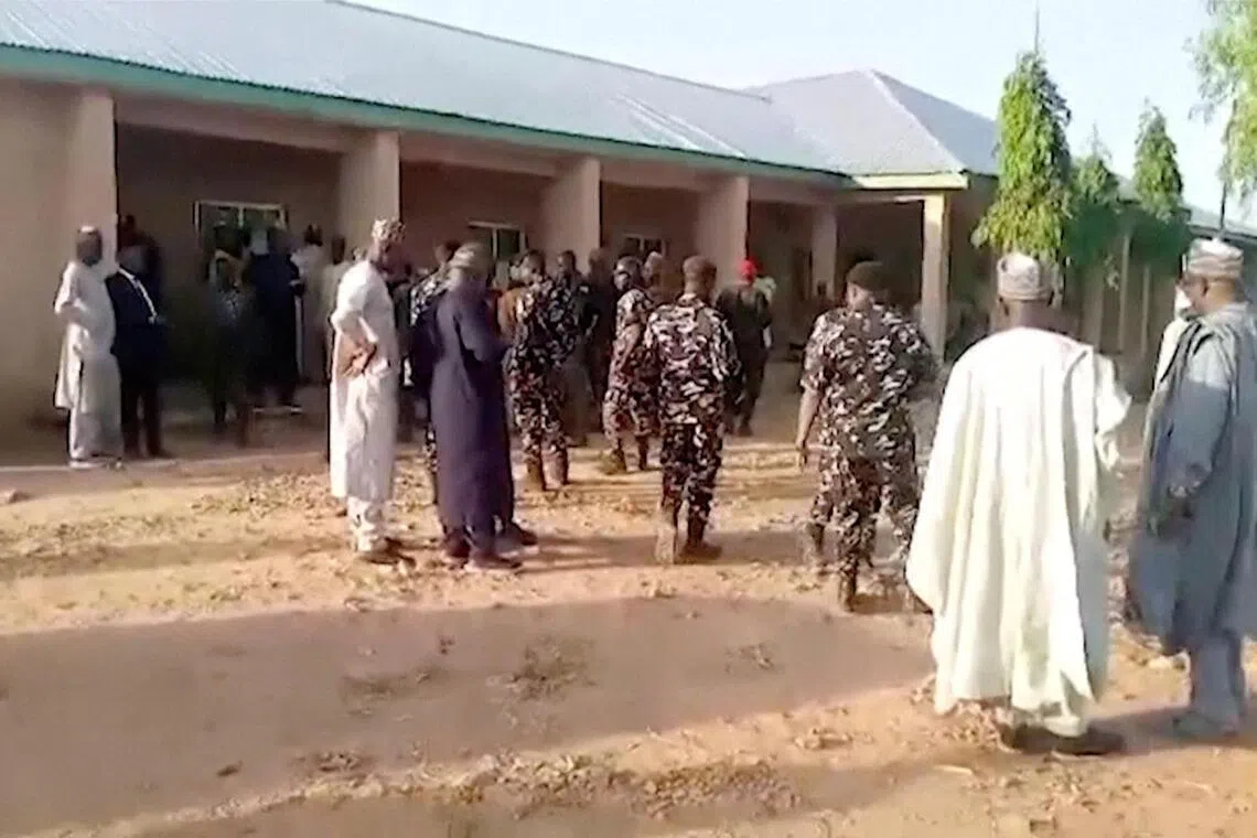 11月17日，凯比州一所政府女子寄宿学校遭到枪手袭击后，官员和警察到校园展开调查工作。（路透社）