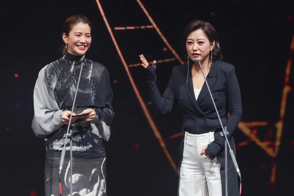 两届金像奖影后袁咏仪（左）和金马奖影后郝蕾颁发最佳男女主角奖。（白艳琳摄）