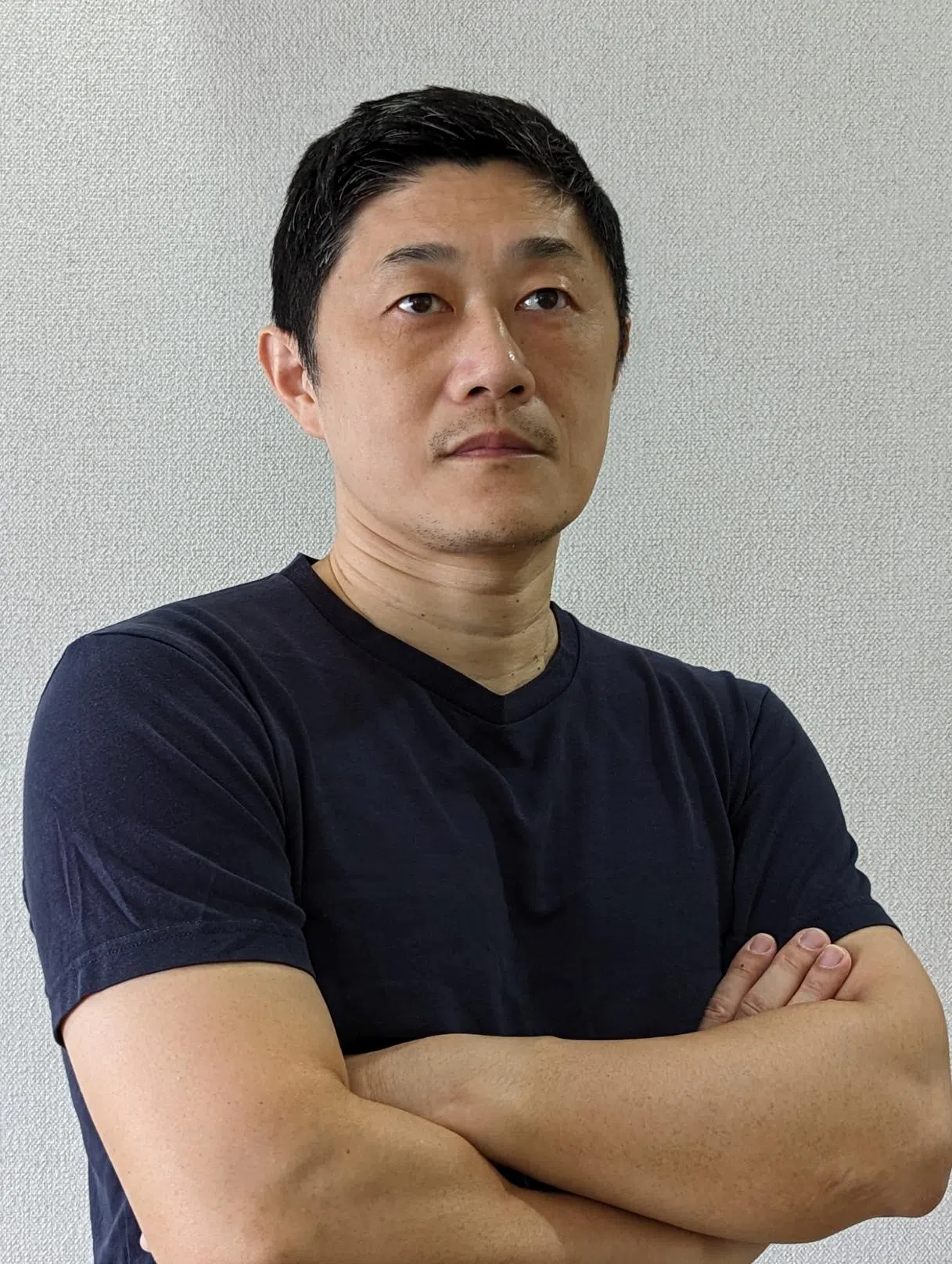 王哲（何杉）移民新加坡20载，目前是华文教师，《平庸之作》是他的第二本诗集。（新加坡书籍理事会提供）