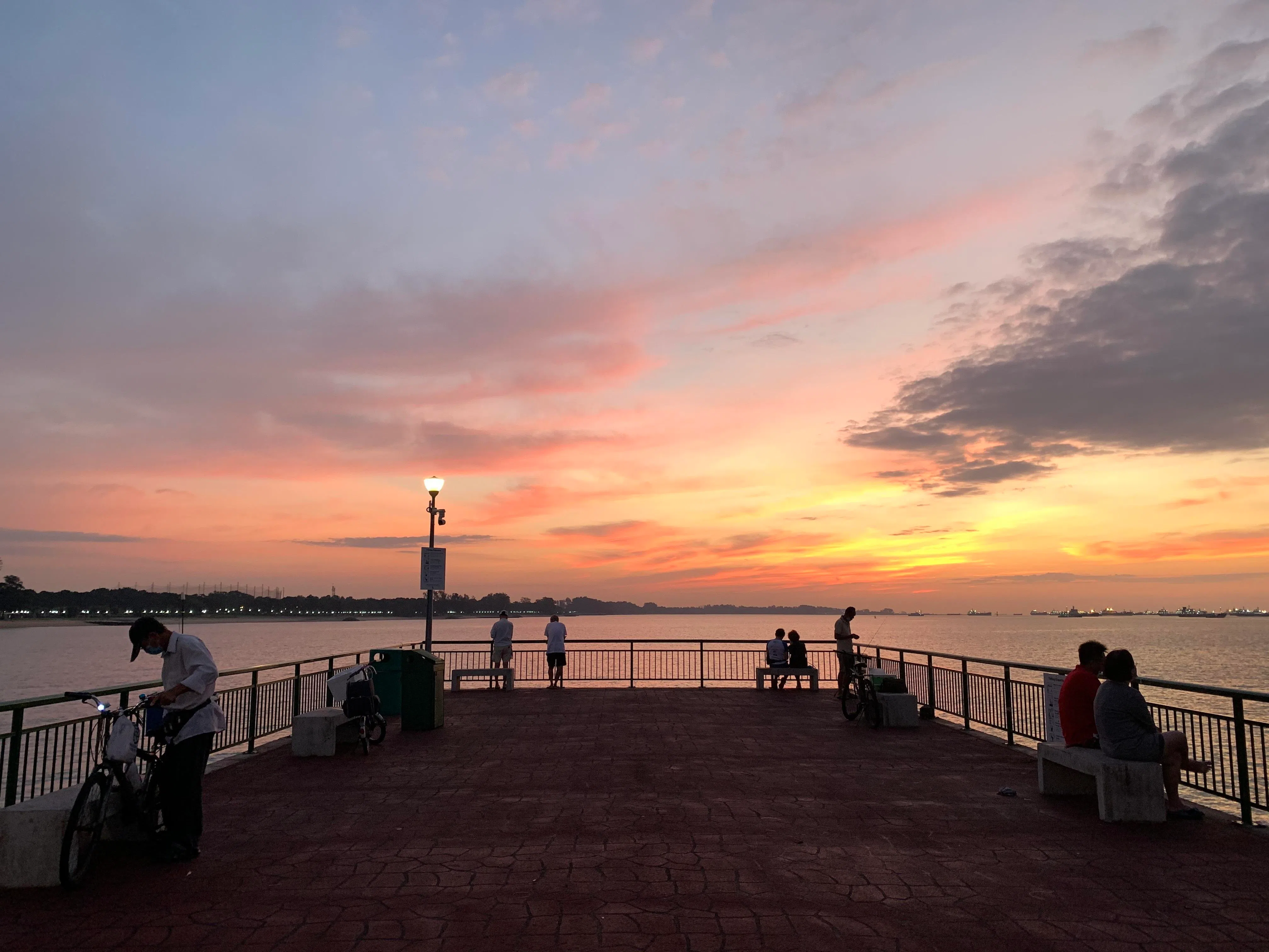 勿洛码头，有人垂钓，有人等日出，大家各有各的自在空间。（陈映蓁摄）