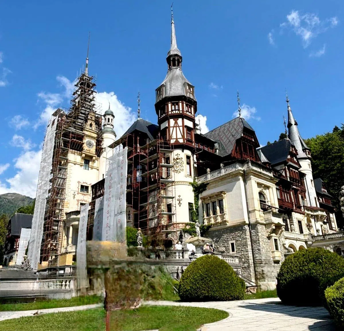 锡纳亚的佩莱斯城堡，是欧洲最早配备电力与中央暖气系统的城堡之一。（许月英摄）