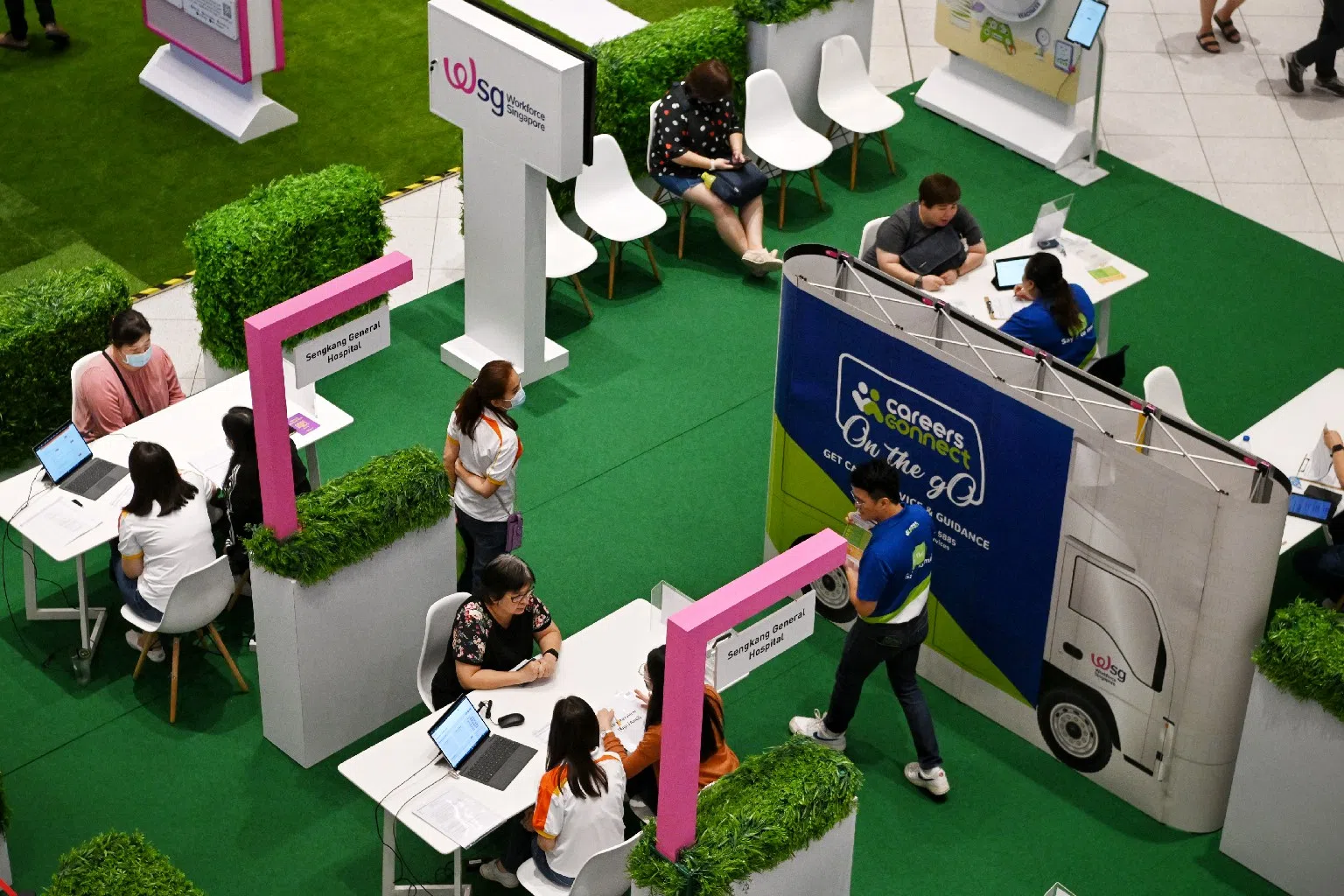 新加坡劳动力发展局举办的流动职业联系站（Careers Connect On-the-Go）等计划，协助本地员工求职与转换职业。（图/新报业媒体）