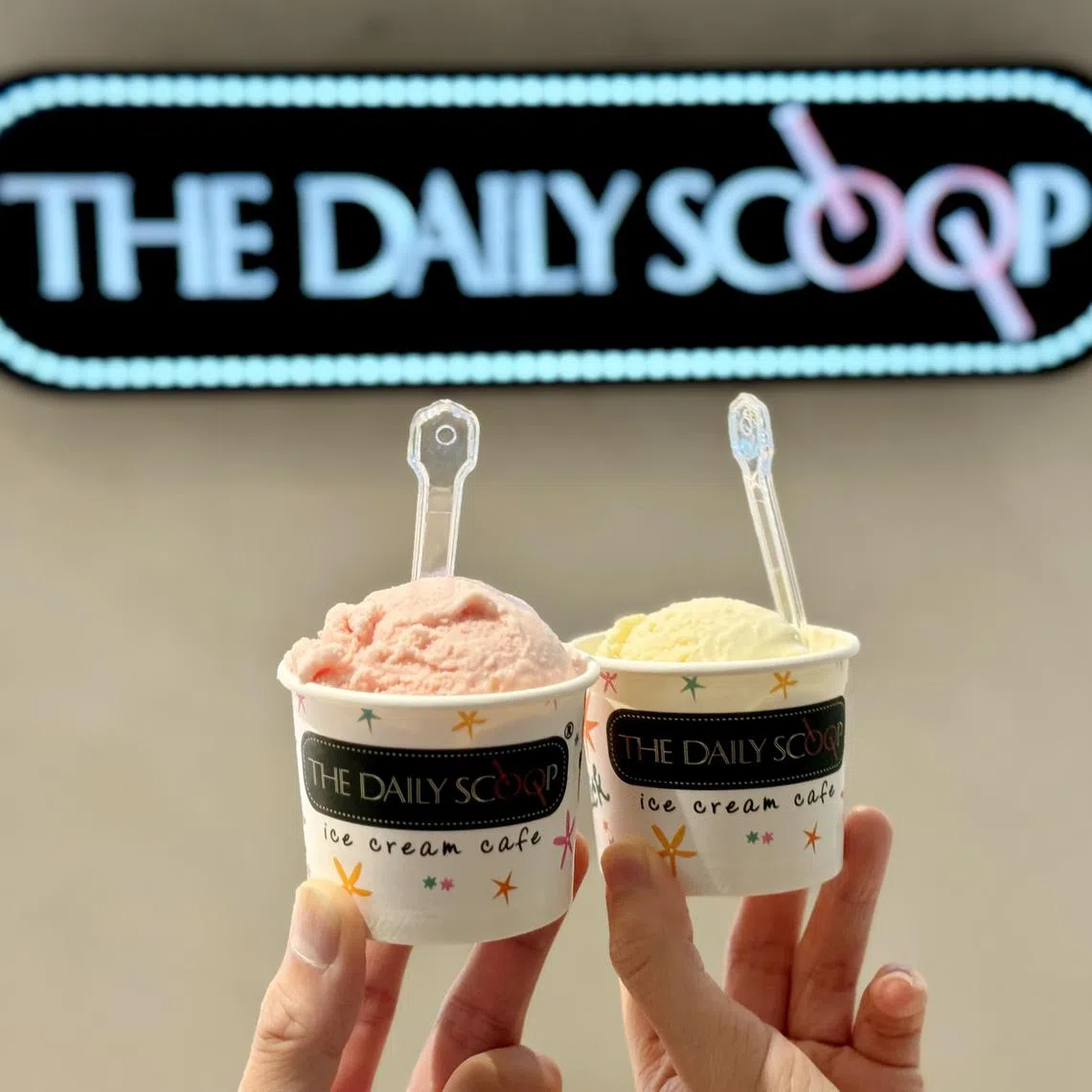 The Daily Scoop招牌猫山王榴梿（右）和荔枝玫瑰（左），各自精彩。（龙国雄摄）