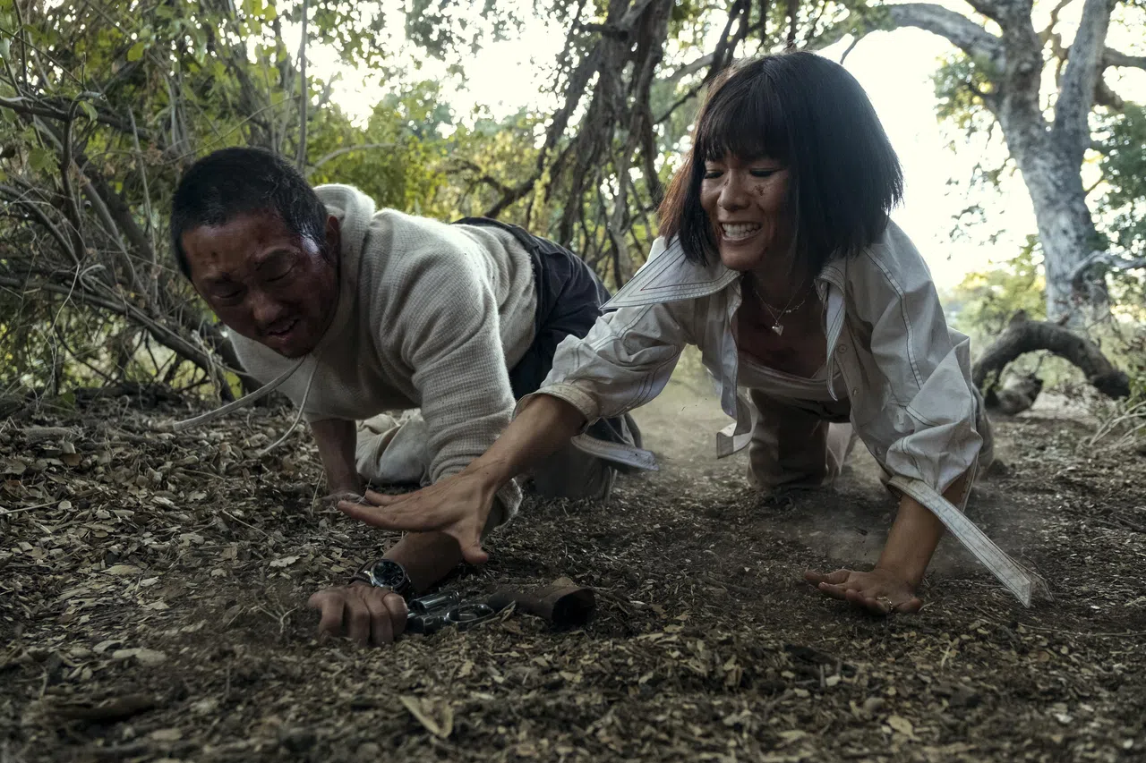 史蒂芬元（左）和黄艾莉在剧中尽情厮杀后和解。（Netflix提供）