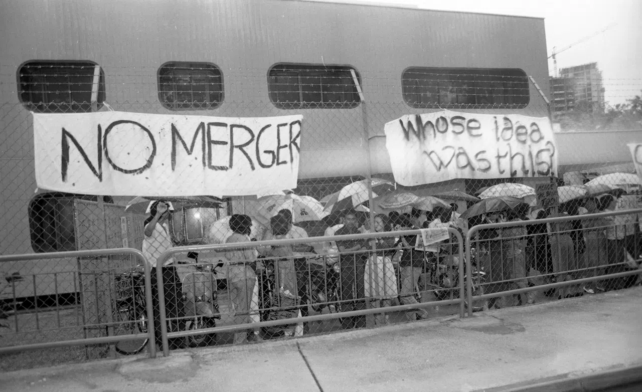 1984年7月12日三家公司宣布合并为新加坡报业控股集团当日，《海峡时报》记者在时报大楼外聚集抗议合并。（档案照片）