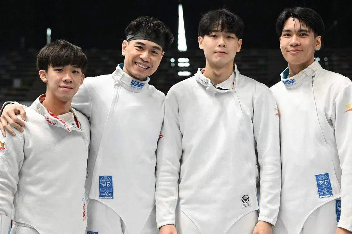 沈涵升（左起）、李文豪、司徒健同和李仁杰在男子重剑团体赛排名第七。（取自新加坡击剑总会脸书）