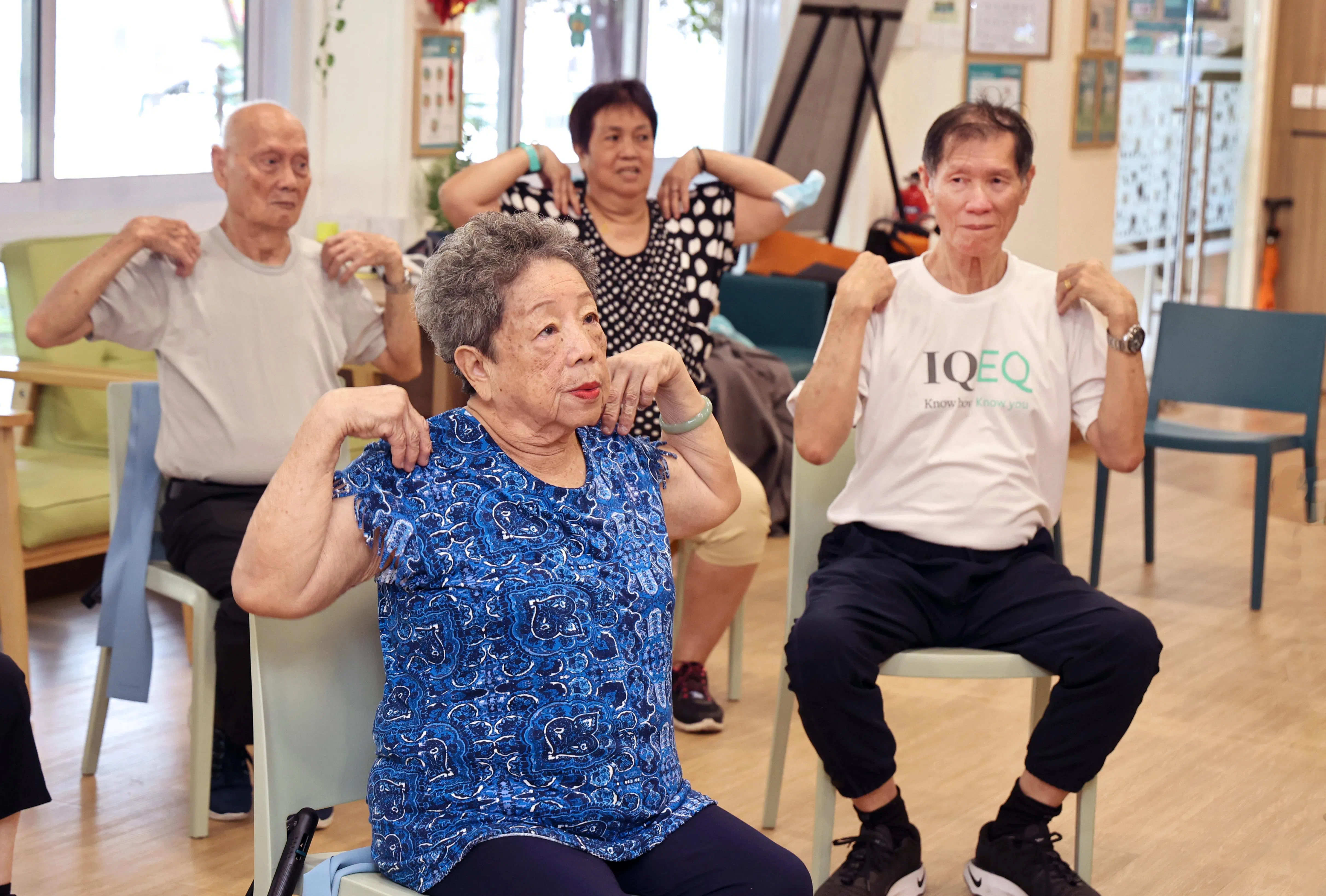 运动是“守护乐龄记忆计划”的重点项目，参与者通过运动课改善平衡能力以及肌力。（周国威摄）