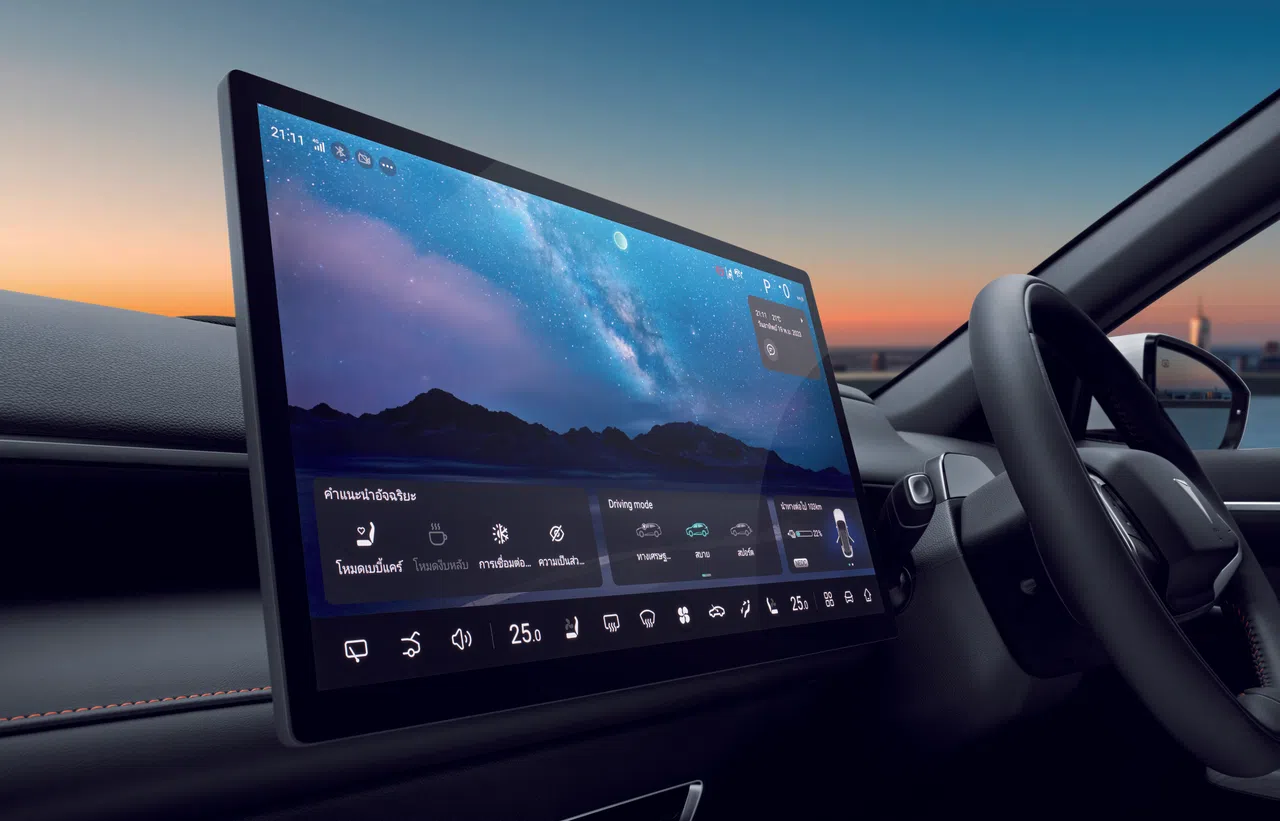 15.6英寸中控屏，配备传感器能探测操作者方向。（车商提供）