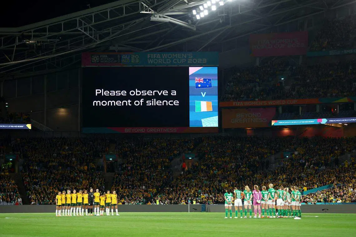 澳洲与爱尔兰球员在开赛前为在奥克兰枪击事件中的死难者默哀一分钟。（路透社）