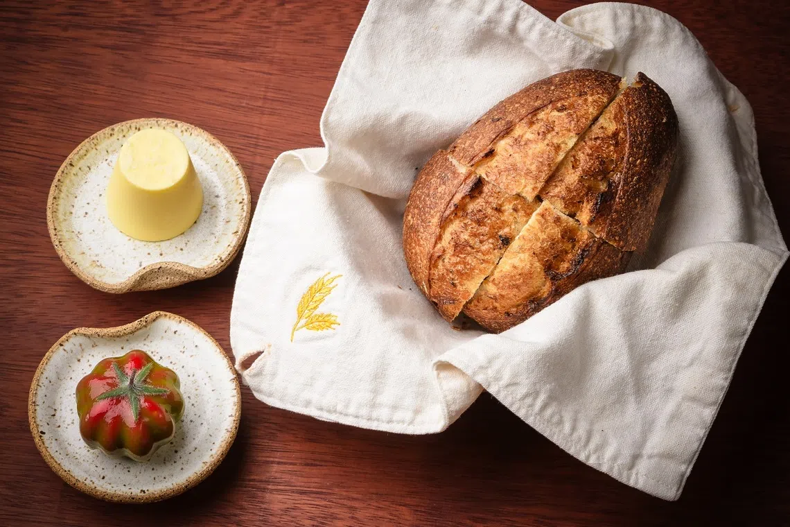 Au Jardin的酸种面包搭配番茄辣酱泥奶油，看似简单不起眼，但味道诱人。（餐馆提供）