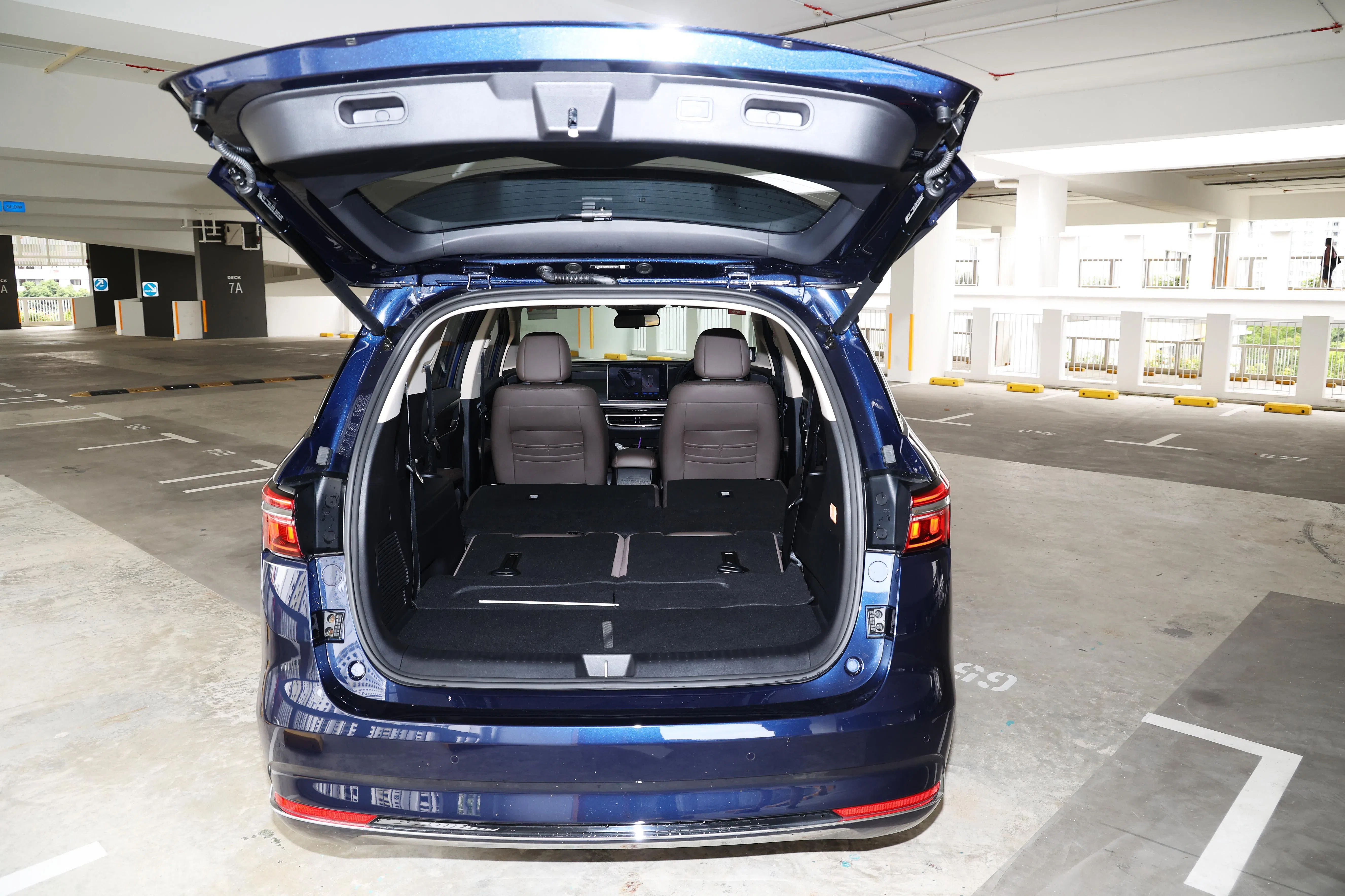 第二排座椅椅背可以完全放平，提供庞大载物空间。（蔡家增摄）