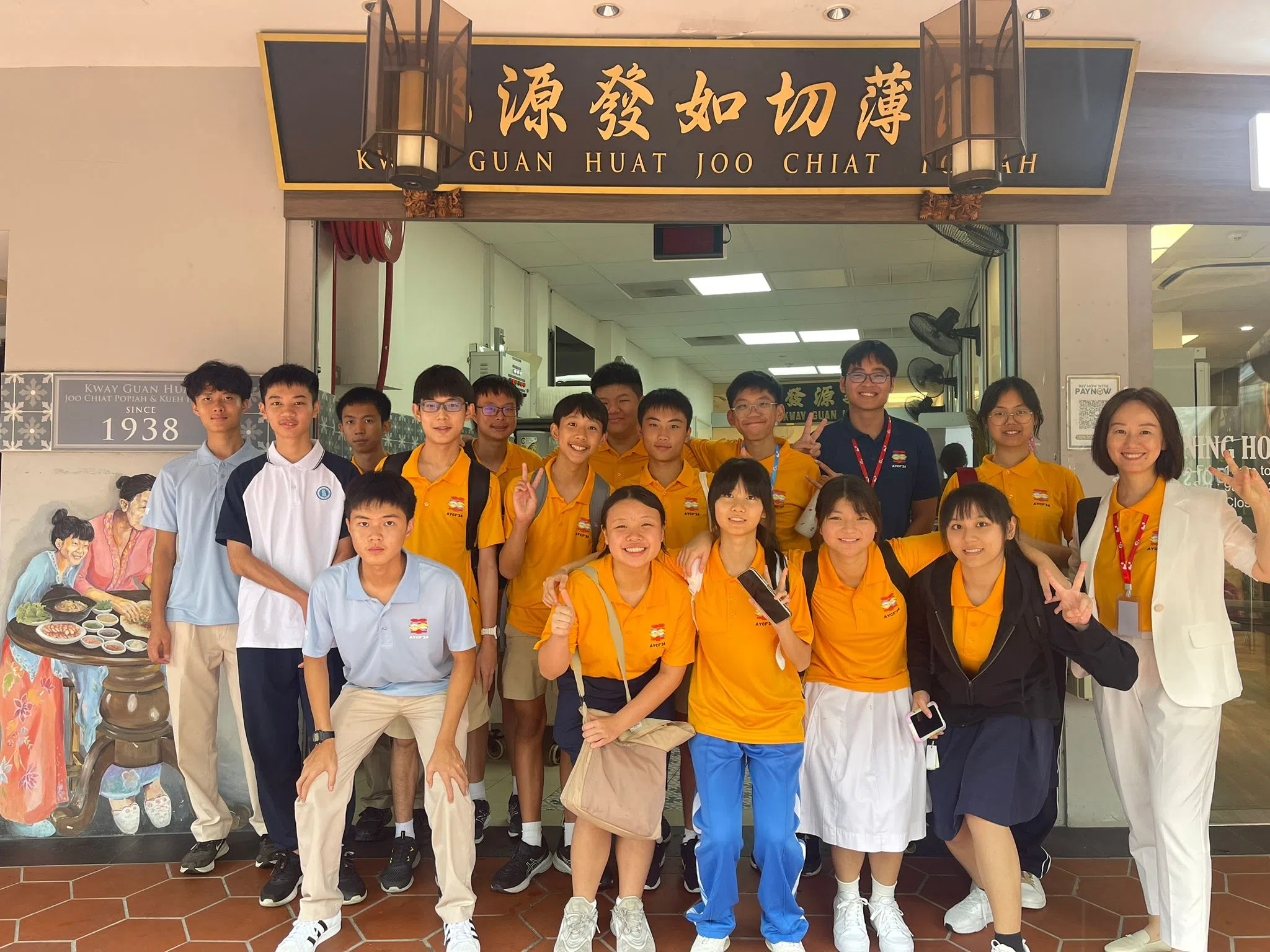 与会者到访本地传统作坊如切薄饼，了解他们的传承与创新模式。（华侨中学论坛宣传组提供）