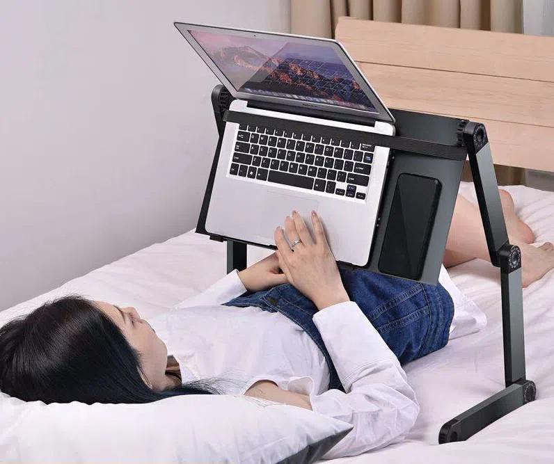 床上桌可供躺平人享用早餐、操作电脑。（互联网）