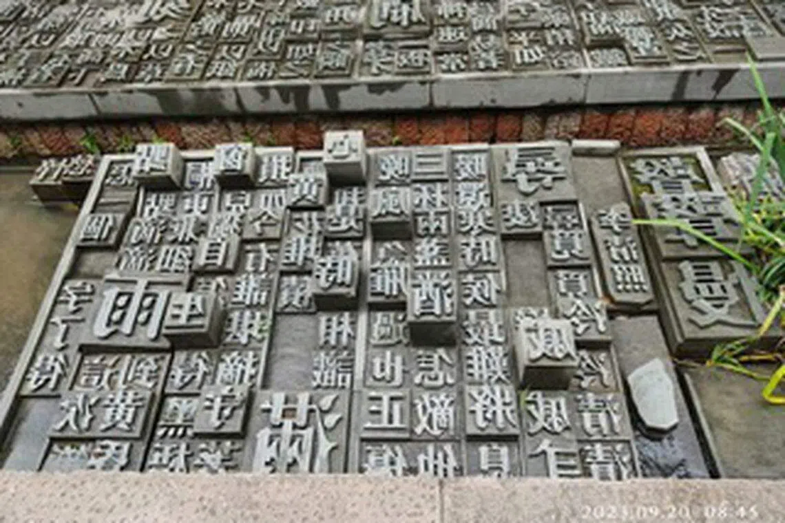 南宋御街一组极富巧思的雕塑——活字印刷。（作者提供）