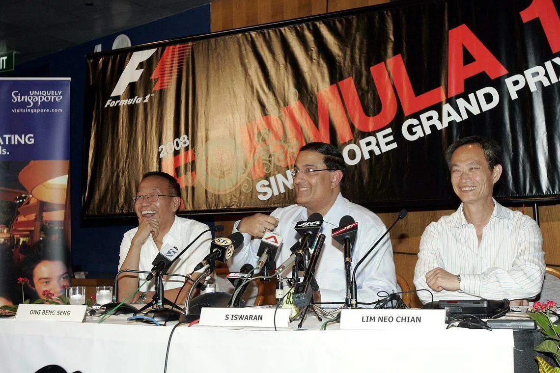 2007年5月，（左起）王明星与时任贸工部政务部长的易华仁，以及时任旅游局局长林梁长共同主办记者会，宣布新加坡将在2008年主办F1赛事。（档案照片）