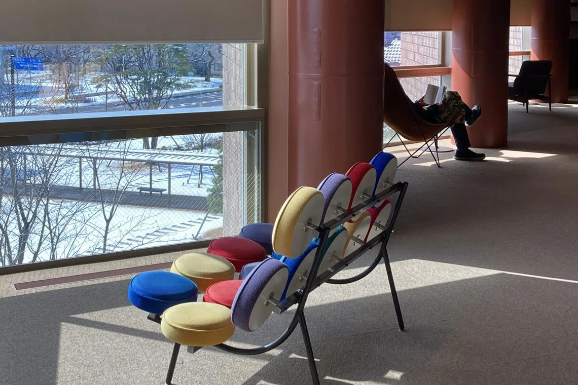 George Nelson的棉花糖沙发颜色也是加贺五彩。（张书译摄）