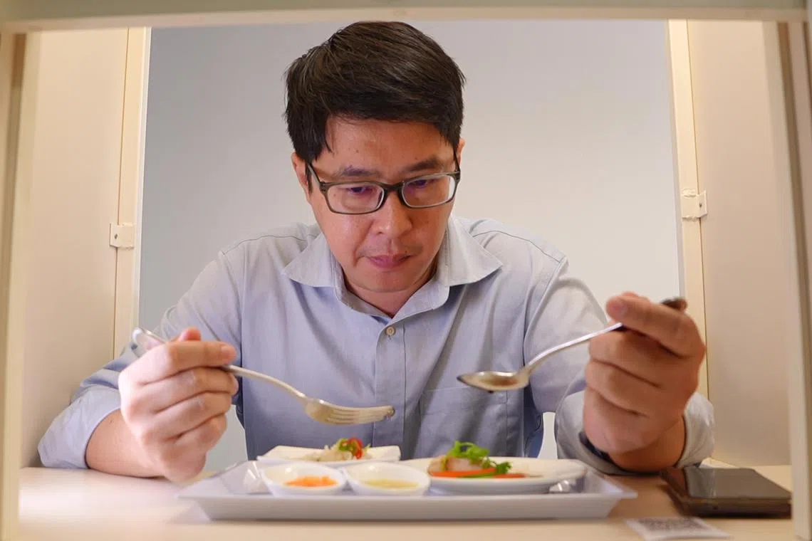 在淡马锡理工学院的感官评定试验室，试吃员盲品普通鸡饭与减盐鸡饭后打分。三名试吃员中两人认为减盐的反而更美味，一人认为没有差别。（游万贵摄）