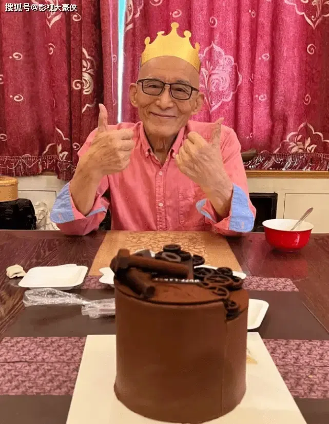 游本昌去年90岁时庆生。（互联网）