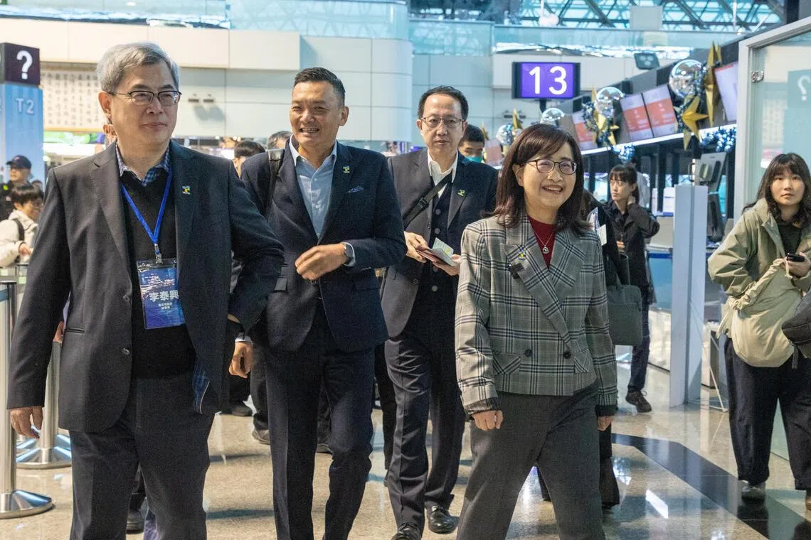 双城论坛本周末在上海举行，由台北副市长林奕华（前排右一）率领的代表团星期六（12月27日）从桃园机场出发前往上海。（香港中通社）