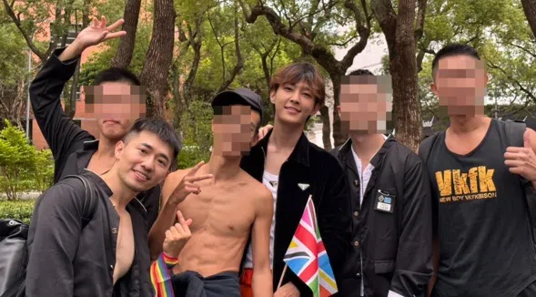 炎亚纶（右三）答应网红“荒”的要求合照。（取自网红“荒”社媒）