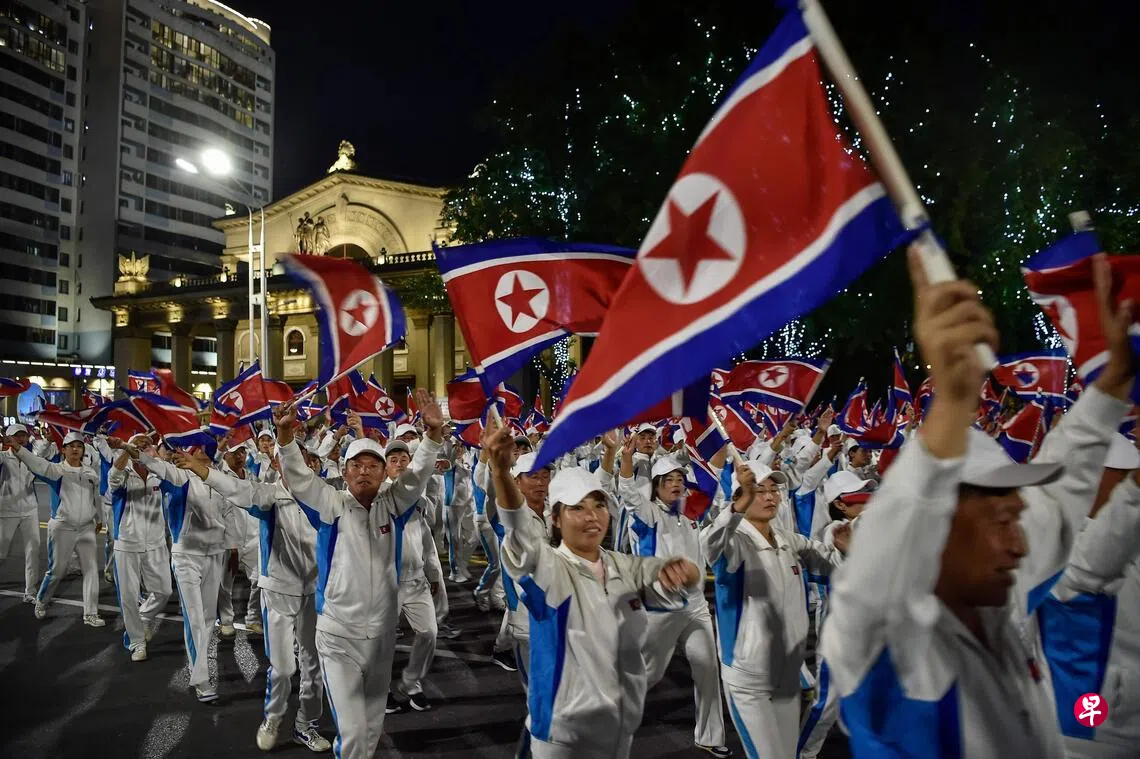 朝鲜星期三（9月9日）庆祝建国78周年，首都平壤举行盛大集会，参与者挥舞着国旗。 （法新社）