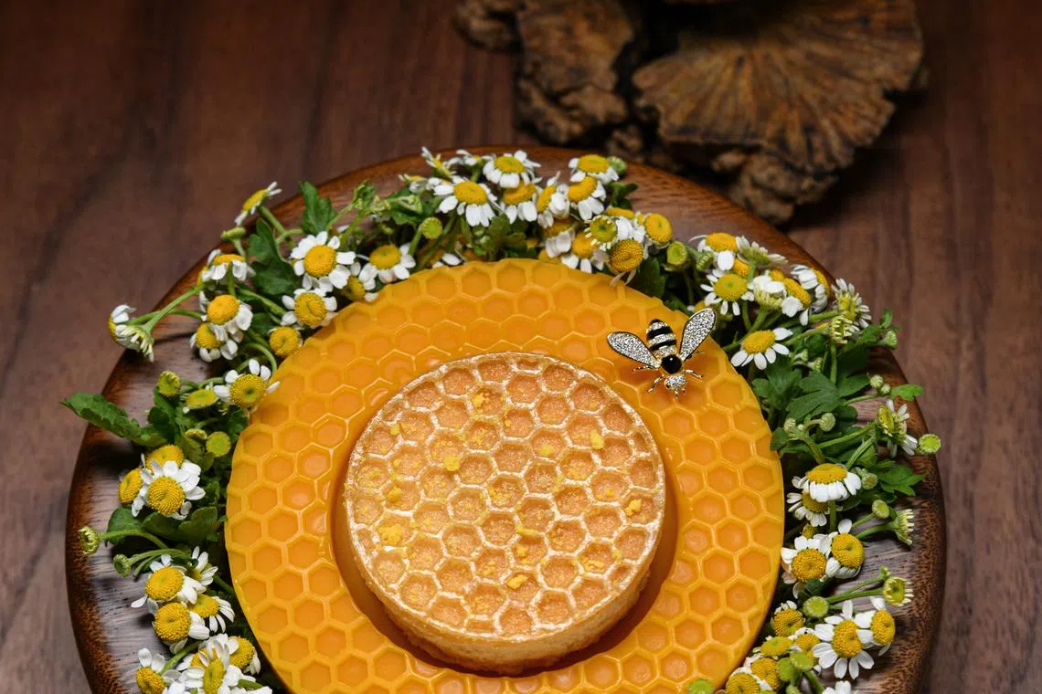 以蜜蜂为主题的甜点，用不同的中国蜂蜜，口感有对比，还有音响效果，餐盘藏有扩音器，可听到“嗡嗡”蜂鸣声。（餐馆提供）