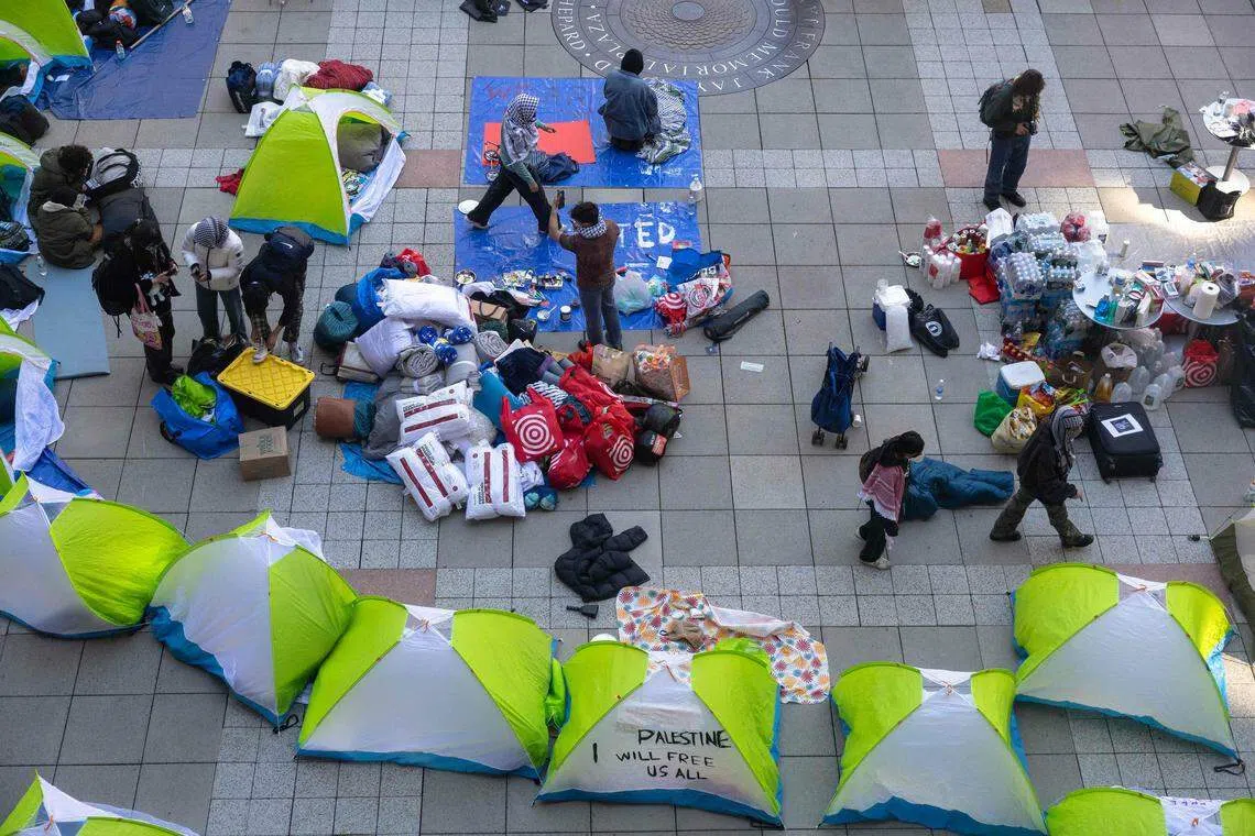 纽约大学也有不少抗议者在校内扎营，一些人因拒绝离开营地而与警方发生冲突，并被逮捕。社交媒体上的视频显示，警方拆除这些帐篷。（法新社）