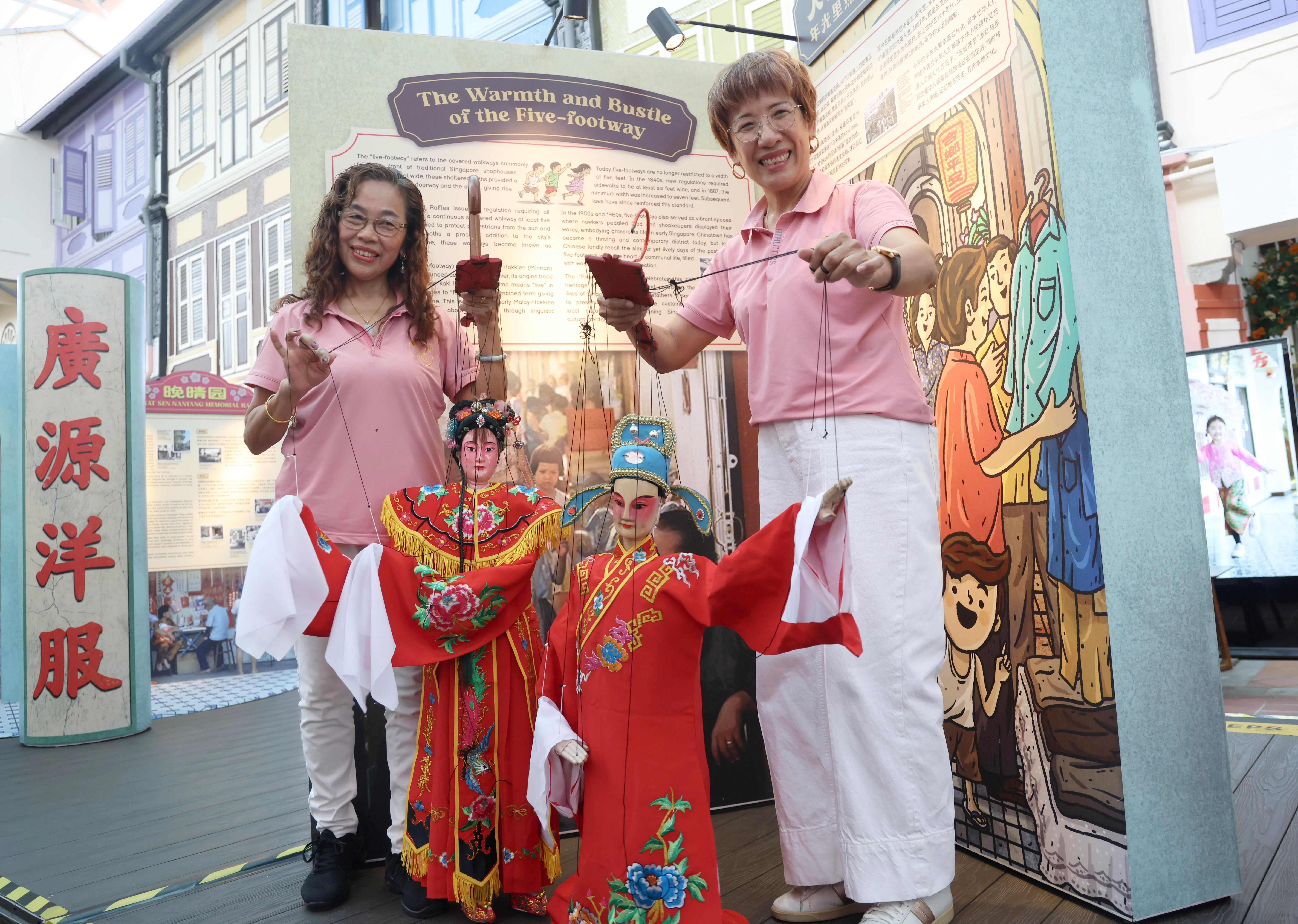 新和平木偶戏的方瑞钗（左）和关美珍在媒体预览上带来提线木偶表演。（郑一鸣摄）