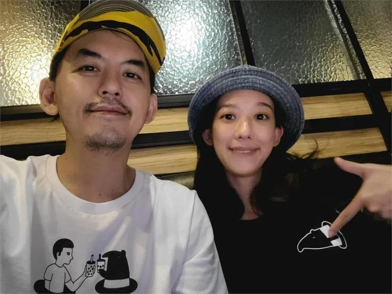 黄子佼向妻子孟耿如（右）道谢和道歉。（互联网）