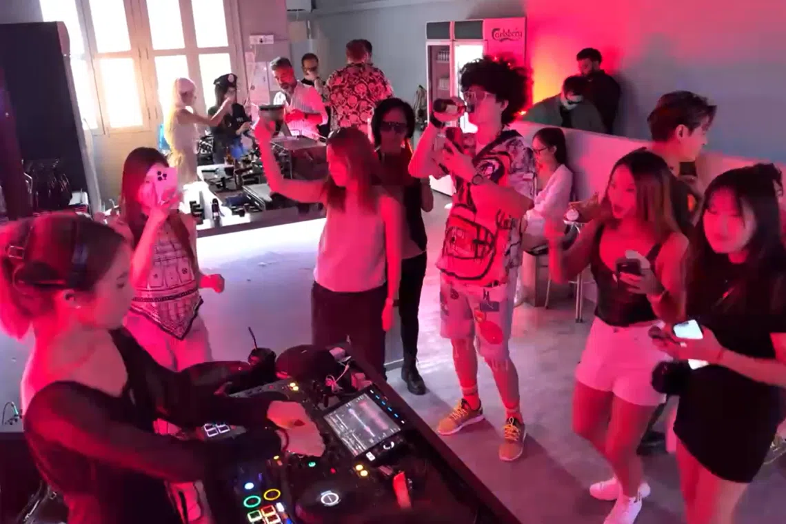 “蹦迪咖啡馆”C.Moment原本不卖酒精，但营业两周后发现无法维持下去，因此决定开始售卖酒精饮品。（萧康达摄）