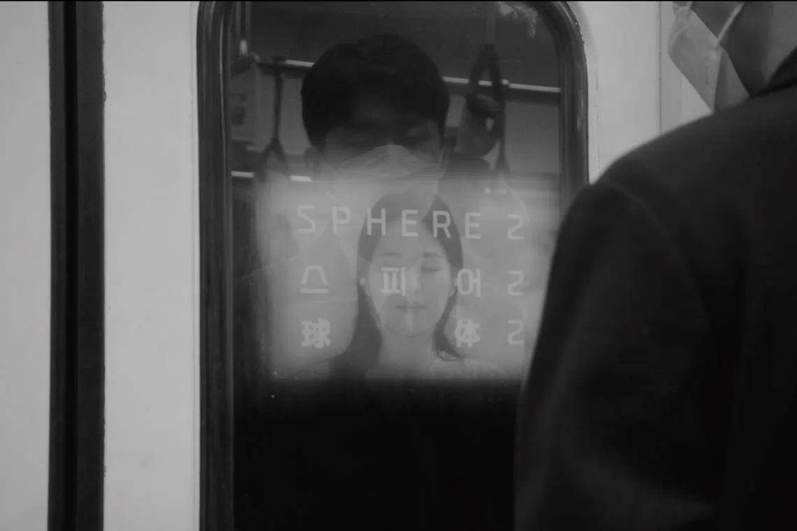 《房客》对上班族生活单调重复的刻画、对人的困境的描绘、对现代社会的控诉，一直到“蟑螂”的意象，都让人联想到卡夫卡。（电影《房客》影片截图）