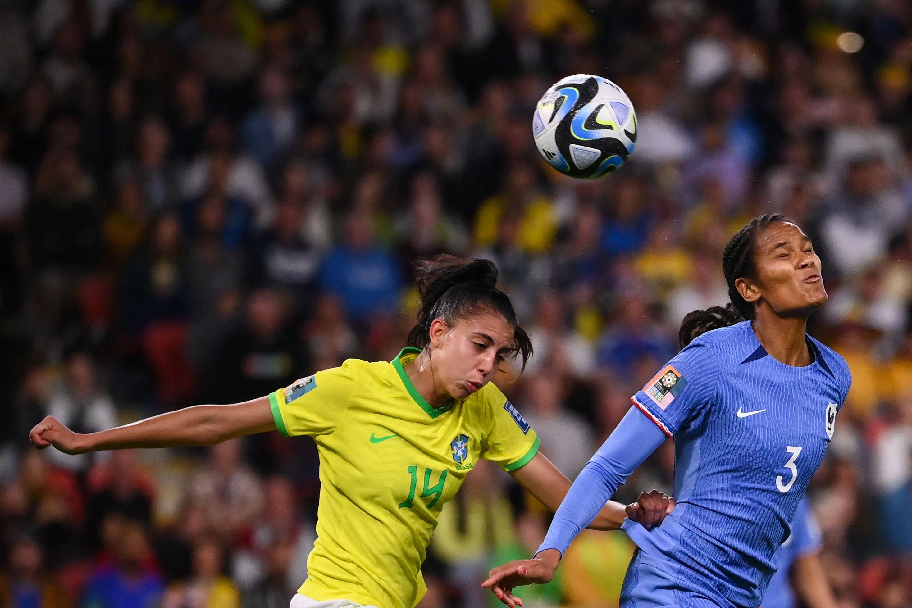 后卫温蒂·勒纳尔（右）为法国锁定胜局。（法新社）