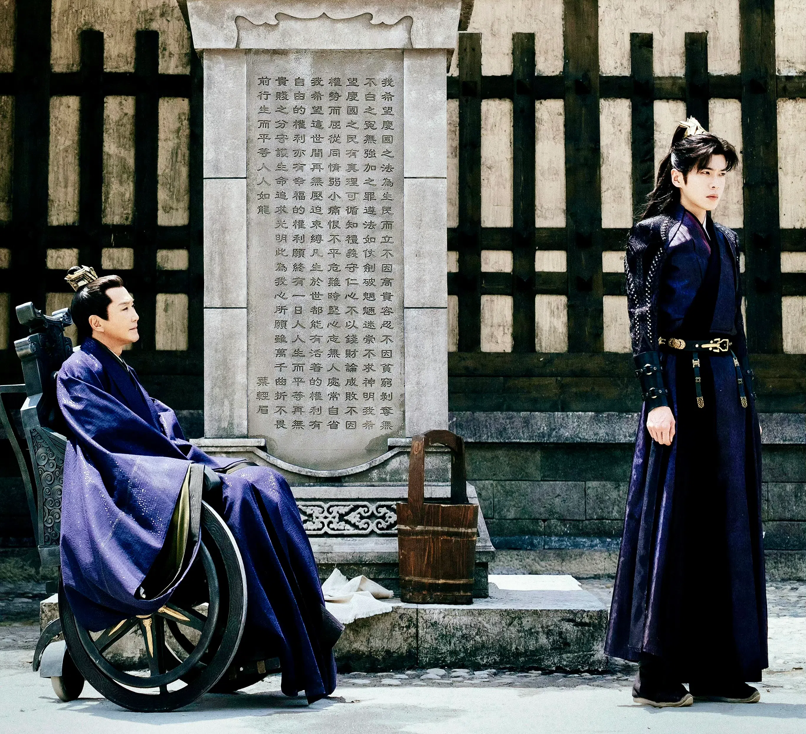 吴刚（左）与张若昀在剧中的关系来到第二季有了微妙变化。（取自剧集微博）