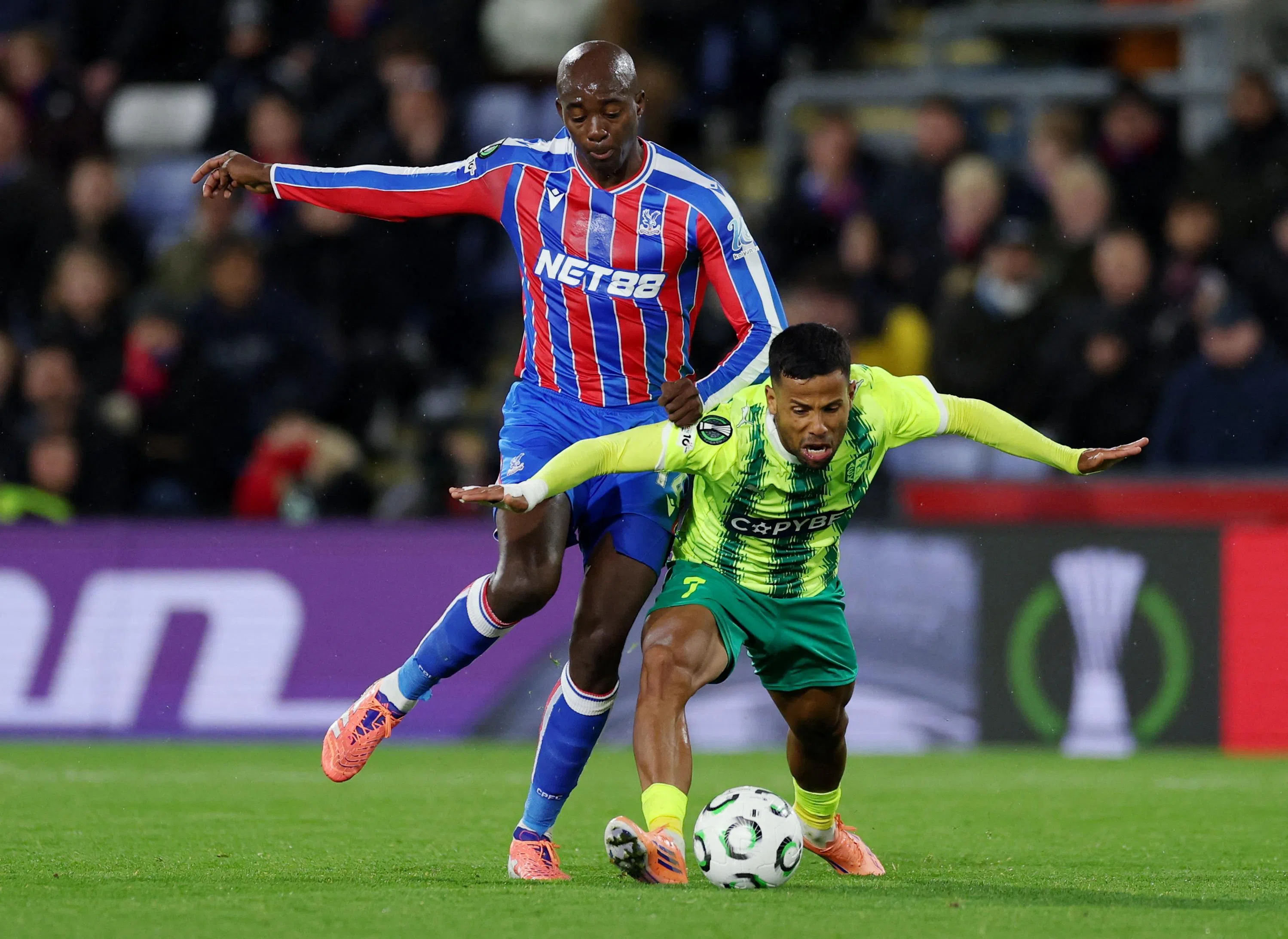 水晶宫法国籍前锋马特塔（左）本季在英超已经踢入五球，但在联赛杯赛场还没有进球。（路透社）