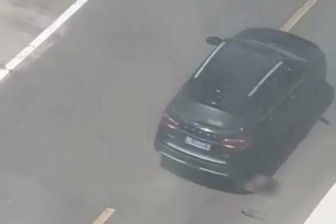 男子开车从女子身上碾压过去。（视频截图）