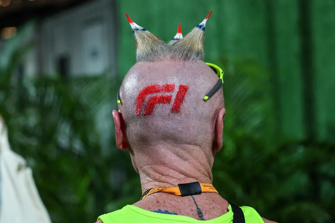 来到新加坡的车迷通过别致的发型表达对于F1的热爱。（张俊杰摄）