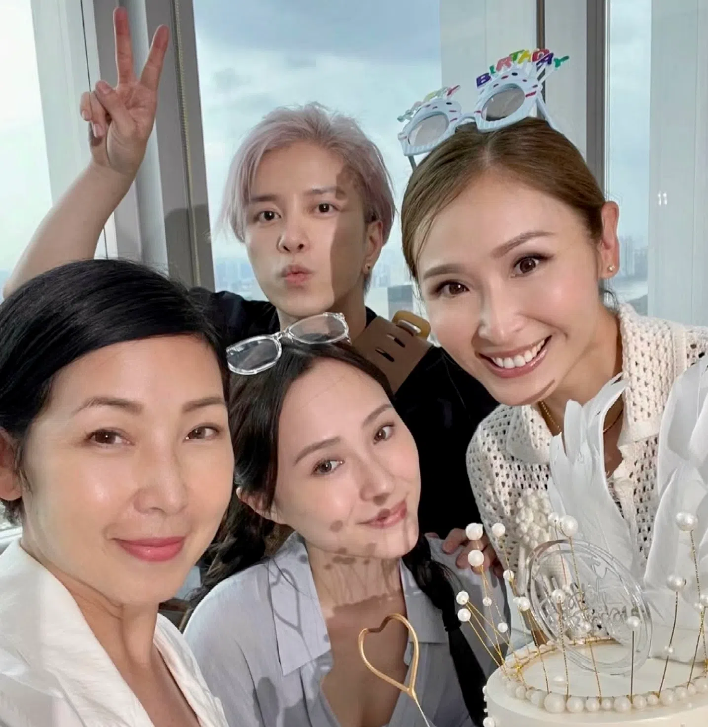 邵初（第一排，中）跟着主持人黎芷珊（左）到中国大陆拍节目《青年湾区职Fun班》。（互联网）