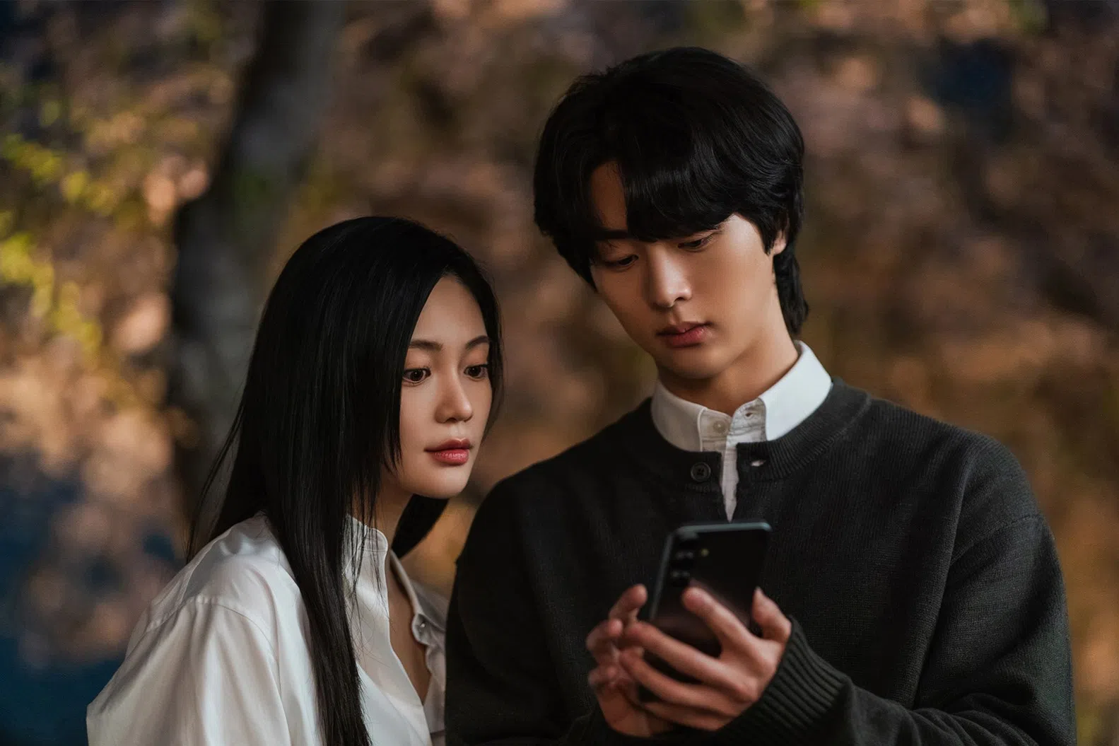 女二柳夏永（禹多备饰，左）心仪男二金善宇（金武俊饰）。（取自SBS官网）