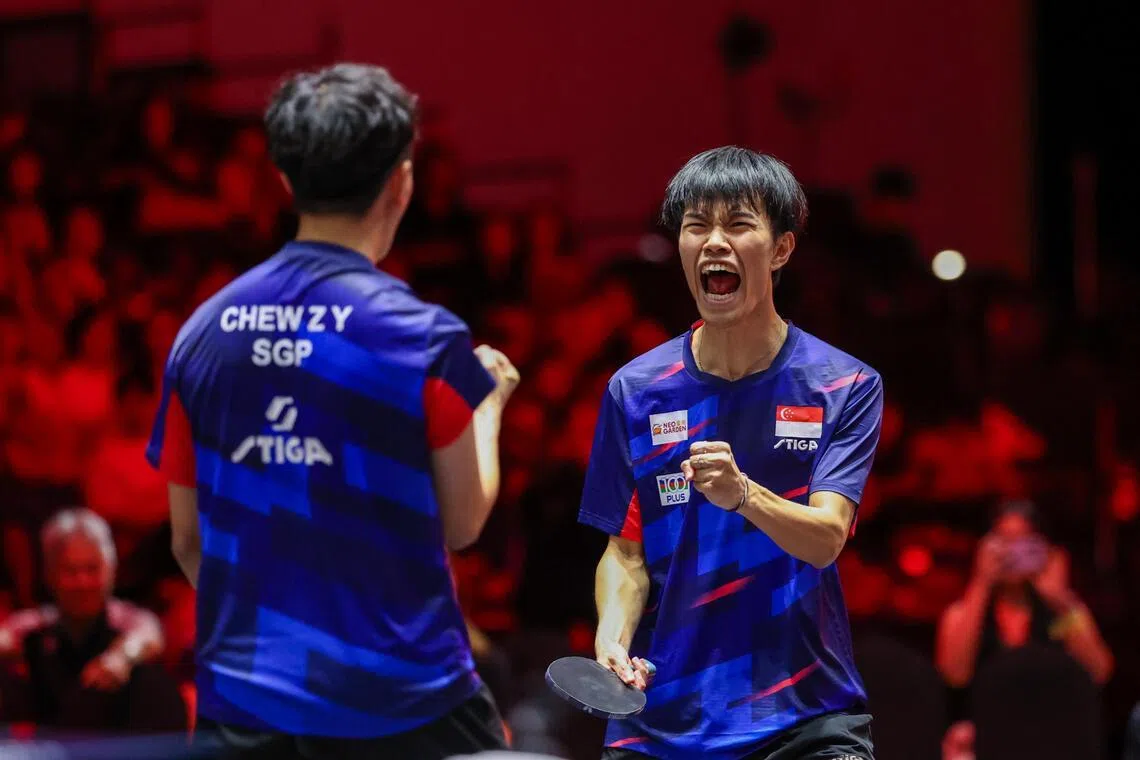 世界第104的我国男双周哲宇和蔡劭恒（右）打败斯洛伐克组合，取得晋级资格。（吴先邦摄）