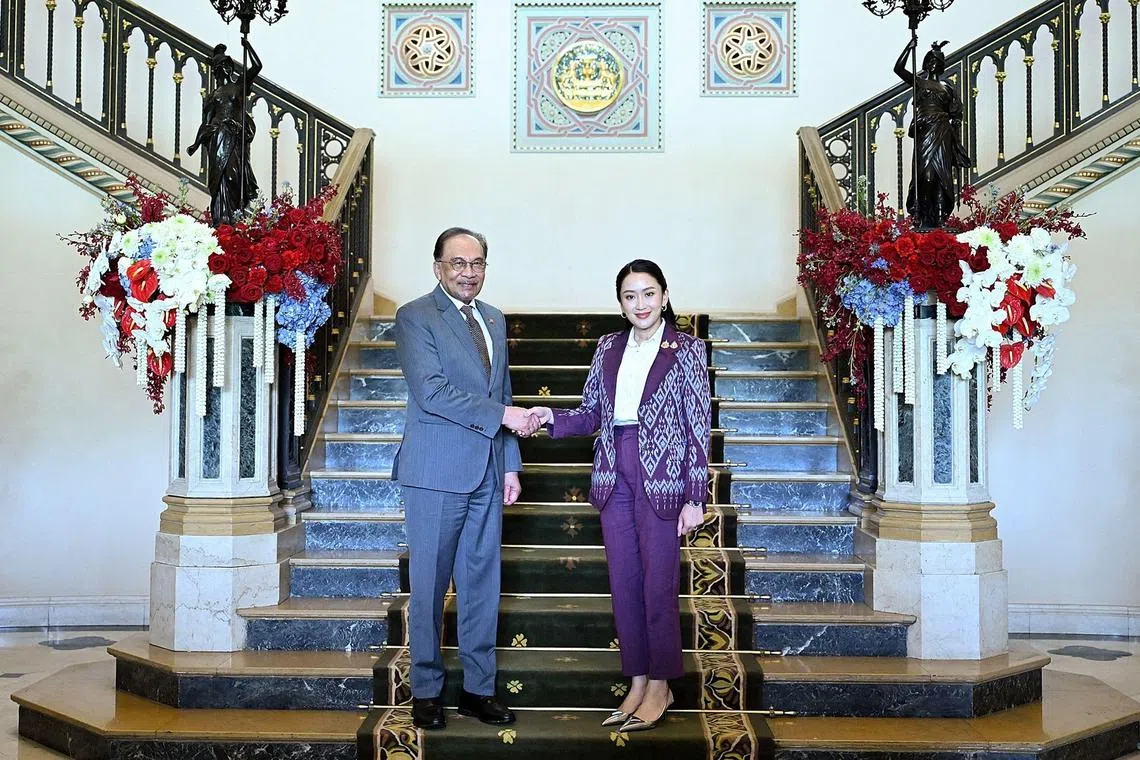 泰国首相佩通坦（右）星期四（4月17日）在曼谷的政府大楼接待马来西亚首相安华，并举行双边会谈。（法新社）