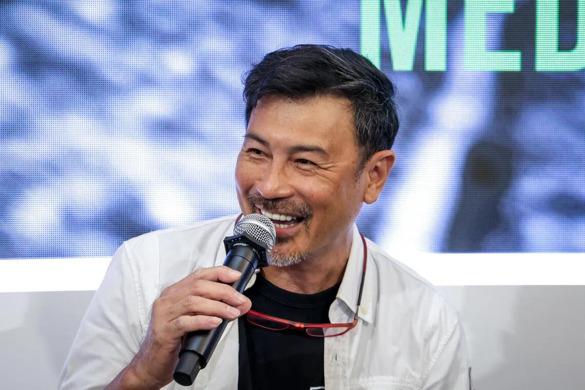 林明伦到孟加拉去体验当地人挤火车的情况。（叶振忠摄）