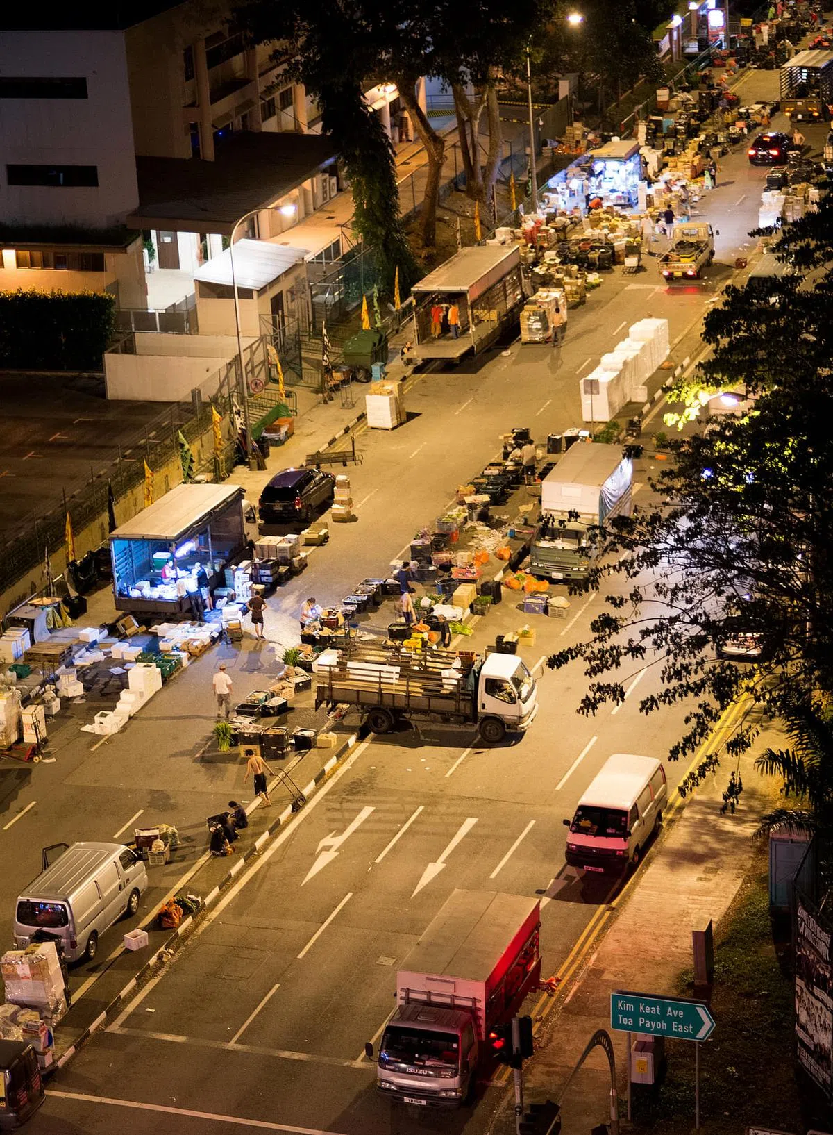 露天的批发市场历史超过40年，到了半夜时分，摊贩就会把装满蔬菜的箱子和篮子摆放在马路上供顾客挑选，这里的蔬菜价格比其他地方便宜，因此深受欢迎。（档案照）