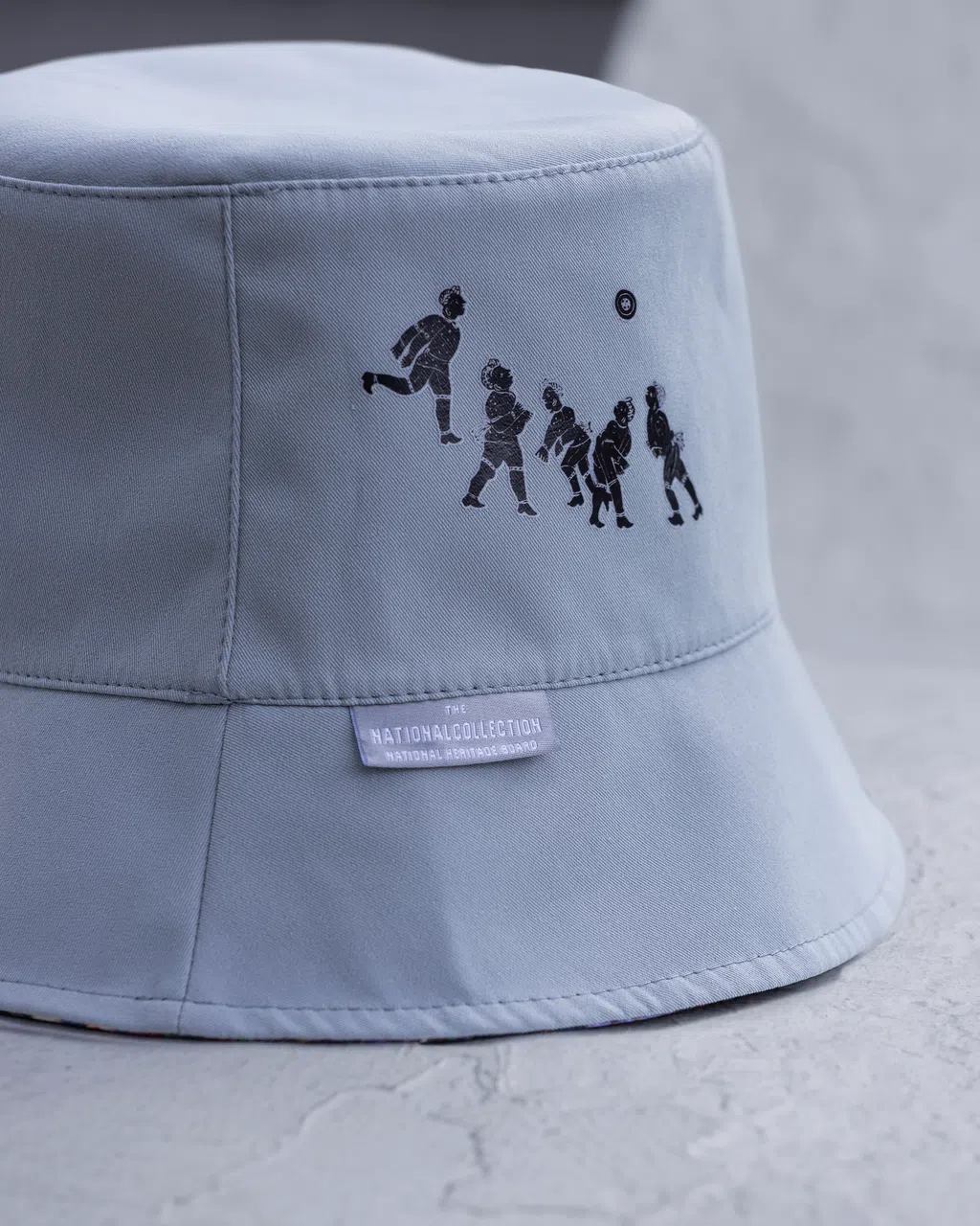 花团锦簇渔夫帽也可翻过来戴，灰色内衬印上取自峇迪布的足球员图样。（Museum Martket提供）