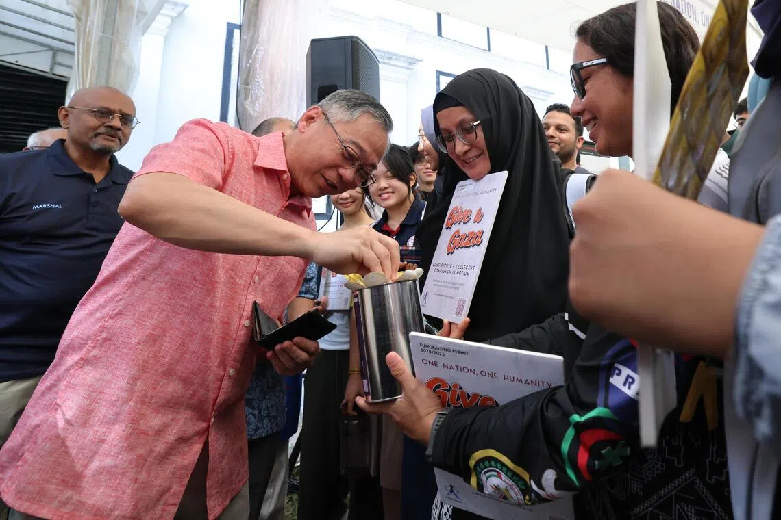 副总理兼贸工部长颜金勇为加沙筹款活动主持启动仪式，并在现场率先捐款，表达对人道援助行动的支持。（梁麒麟摄）