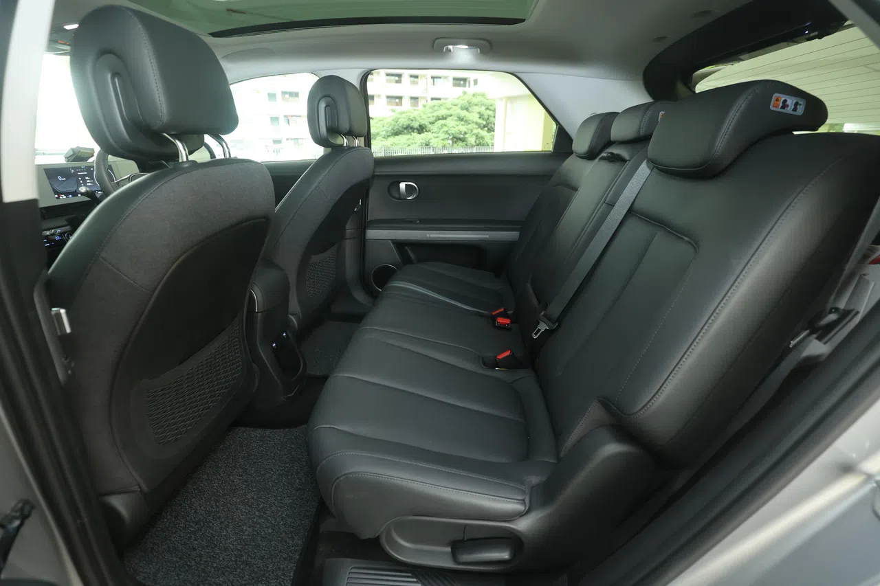 后座头部和腿部空间充裕。（邬福梁摄）