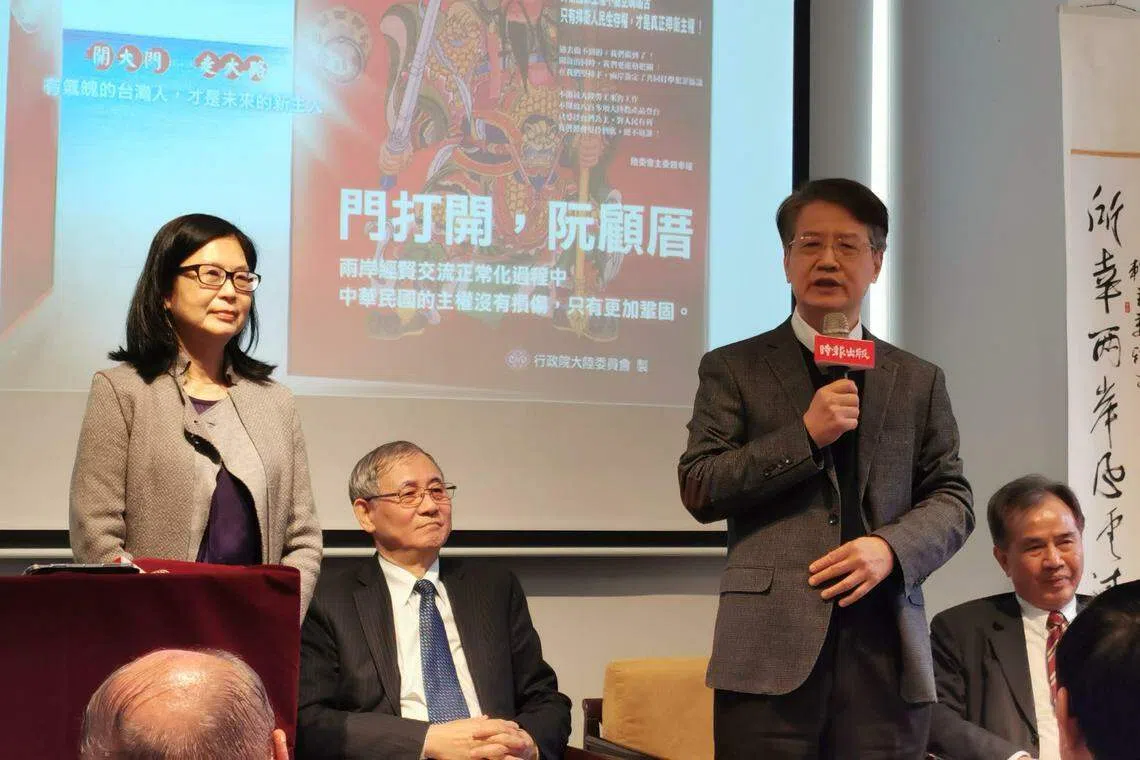 在陆委会前主委赖幸媛（左一）的新书发表会上，陆委会前副主委、文化大学国家发展与大陆研究所所长赵建民（持麦克风者）示警，台海局势升温，民进党政府高举主权、拒绝统一，却让台湾比任何时期更接近统一和一国两制，而且是非和平的方式。（温伟中）