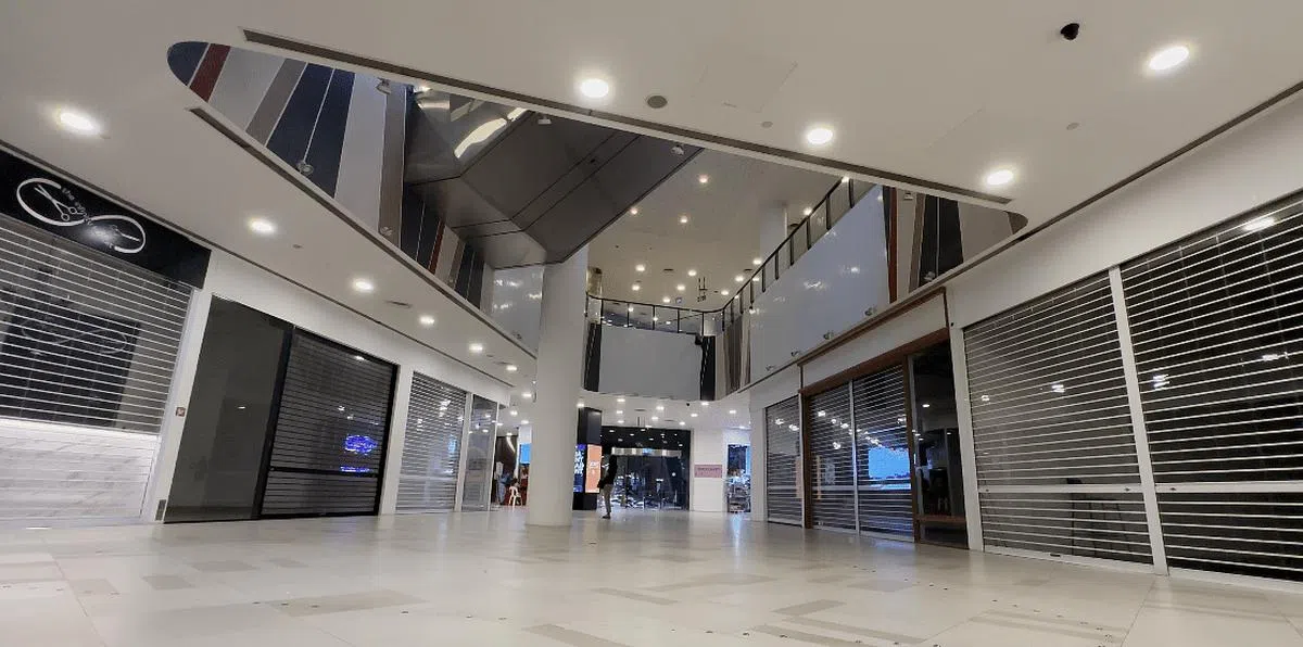SCAPE青年中心将展开翻新工程，商场内的几乎所有租户已撤走，只剩一家宠物服饰店苟延残喘。（叶俊颖摄）