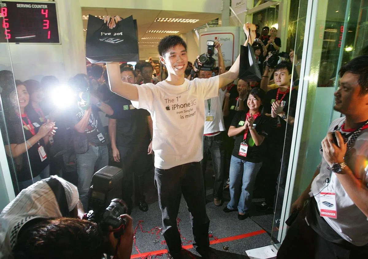第一代iPhone开卖，在世界各地掀起排队抢购热潮，新加坡也不例外。（档案照片）