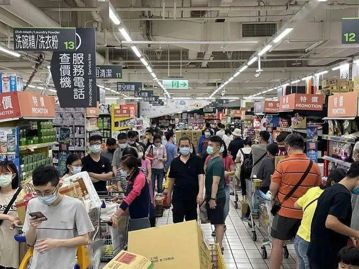 澳门官方8月3日宣布进入“即时预防状态”后，当地部分商店马上涌现人潮抢购日常用品。（互联网）